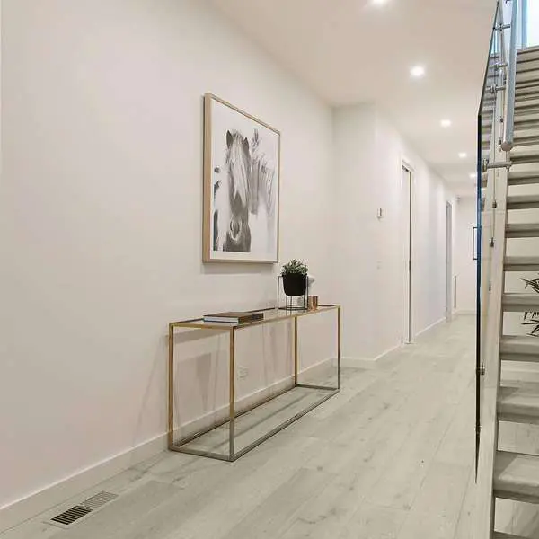 PARQUET PREFINITI – Rovere 1 Strip – Plancetta Bianca – Verniciato Opaco – Spazzolato – Stock residuo: 9 mq – Offerta: € 226,71