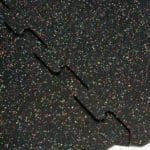 Pavimentazione in gomma nera macchiata colorata ad incastro – Antitrauma