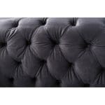 Divano ad angolo in velluto blu scuro schiacciato da salotto