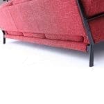 Divano moderno in tessuto con struttura in metallo