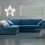 Comodo divano chesterfield in tessuto vintage blu con chaise-longue