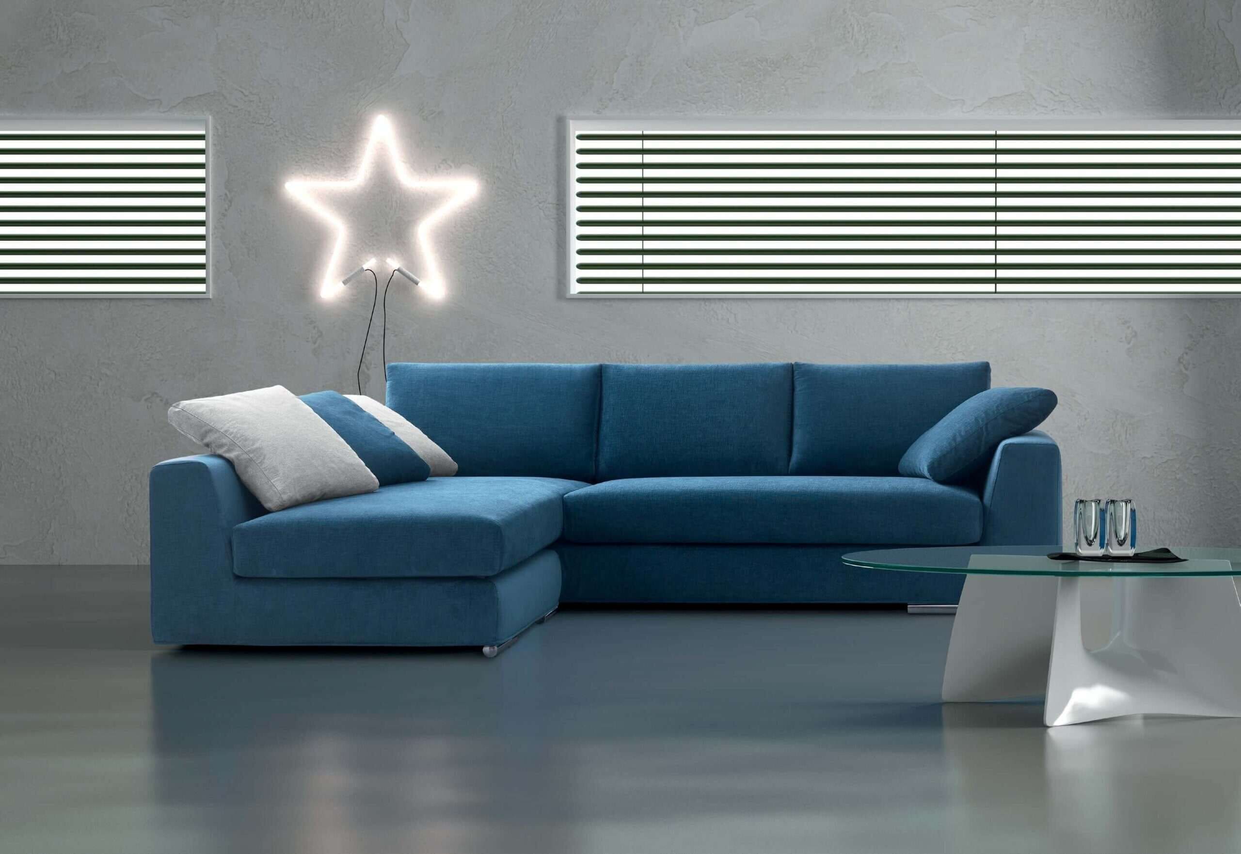 Comodo divano chesterfield in tessuto vintage blu con chaise-longue