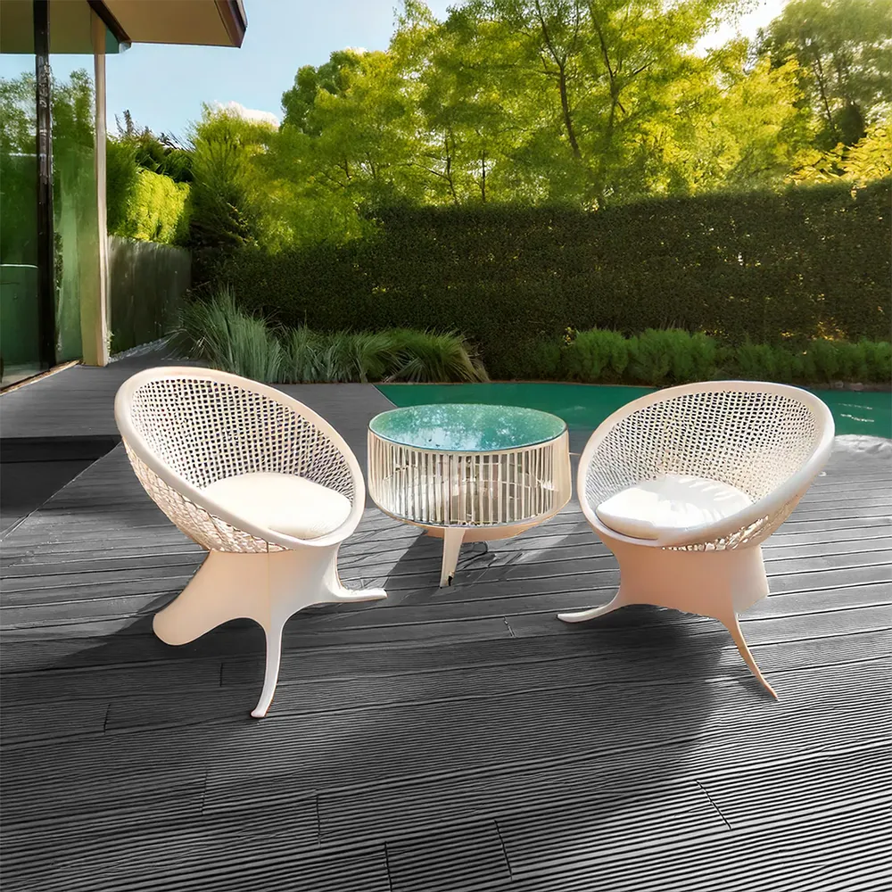 Elegante pavimentazione WPC grigia (140×22 mm) resistente agli insetti, decking in composito legno-plastica.