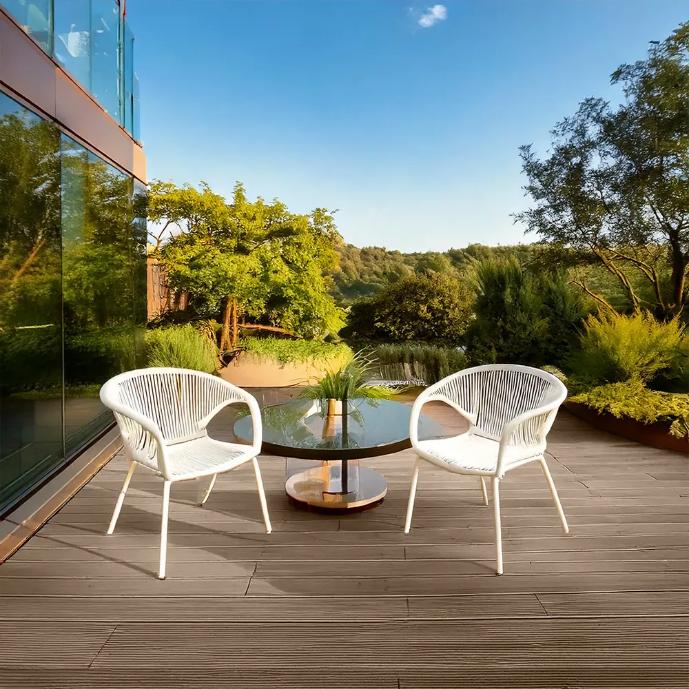 Pavimentazione WPC per terrazze dal design moderno (145×22 mm), ideale per uso commerciale o domestico.